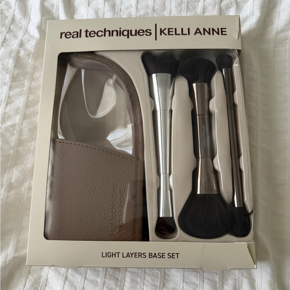 NWT Real Techniques Kelli Anne Makeup Brush
Set